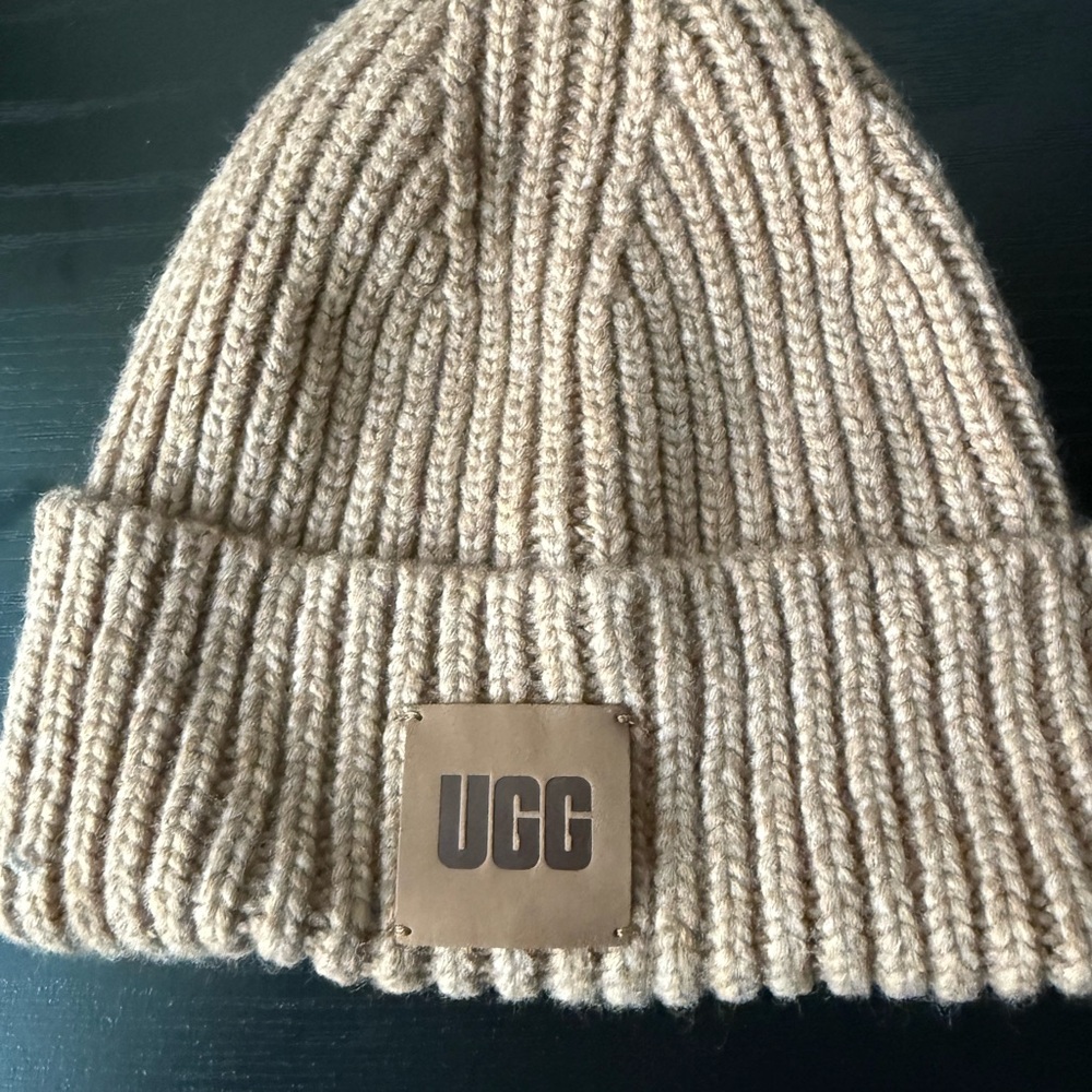 UGG women’s  Beige Ribbed Beanie